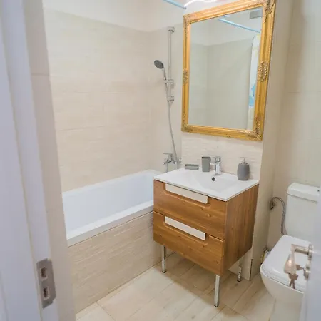 Cozy & Spacious 2br With Netflix Hotel Bucarest